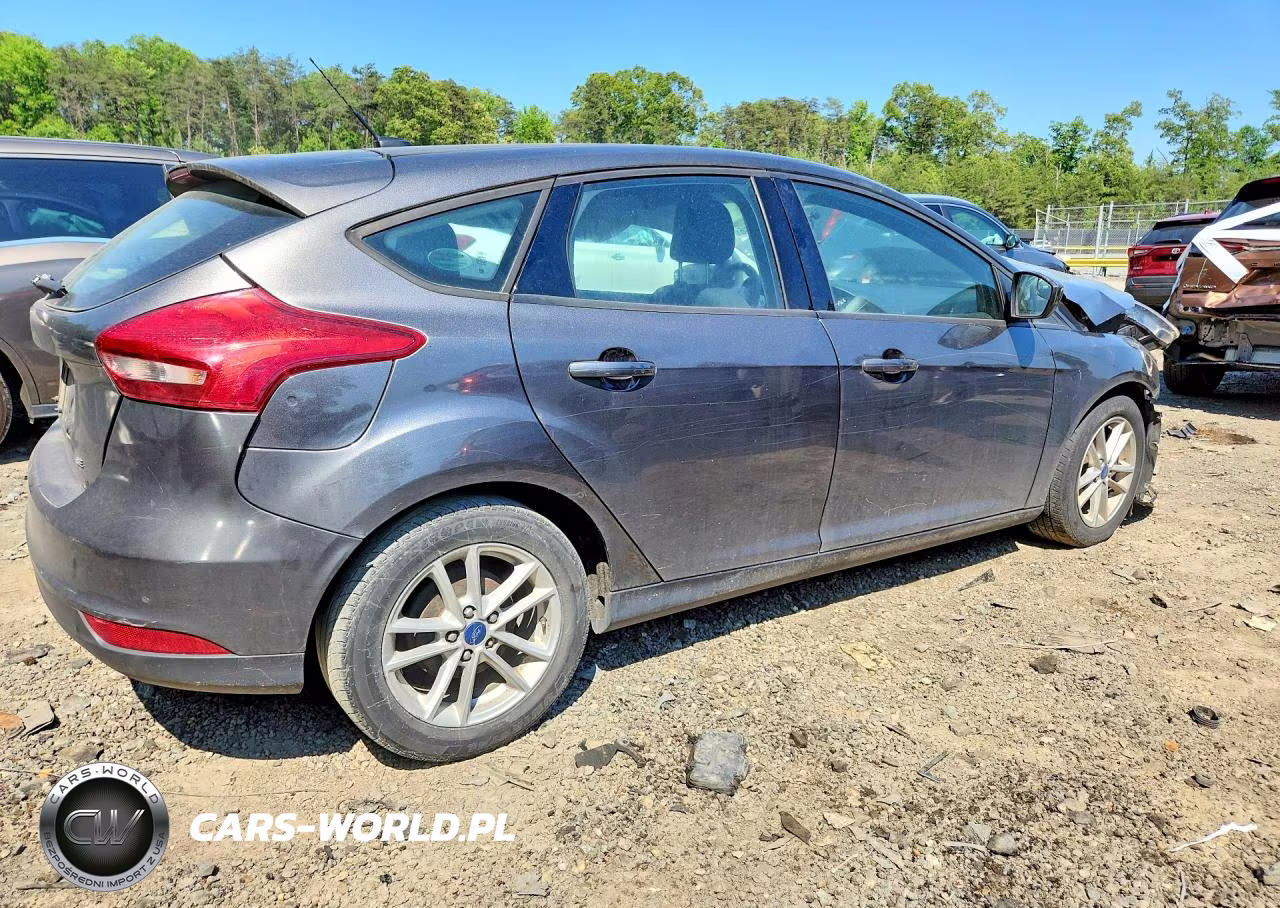 2018 Ford Focus Se VIN:1FADP3K23JL245975 - 3