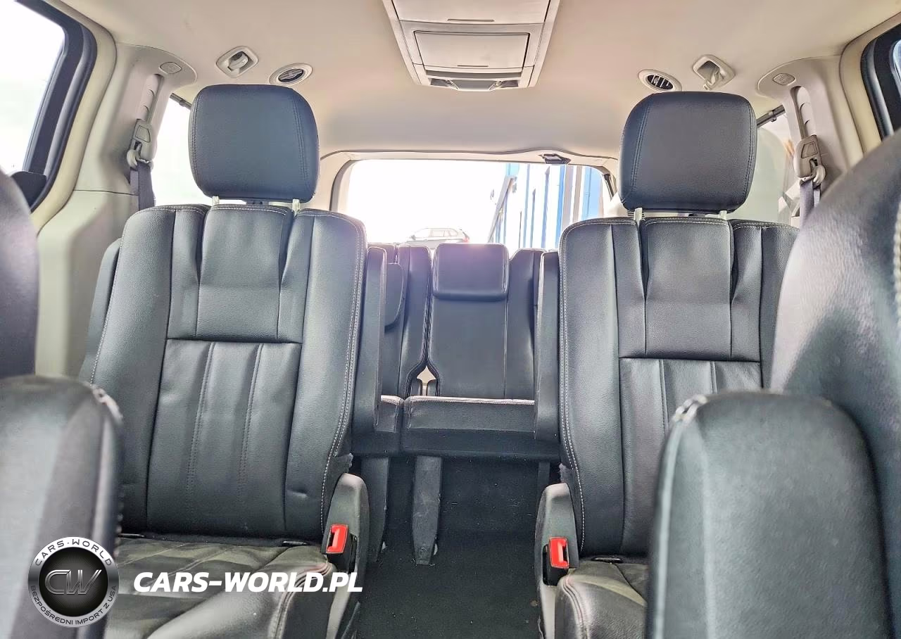 2015 Chrysler Town & Country Touring VIN:2C4RC1BG2FR582910 - 10