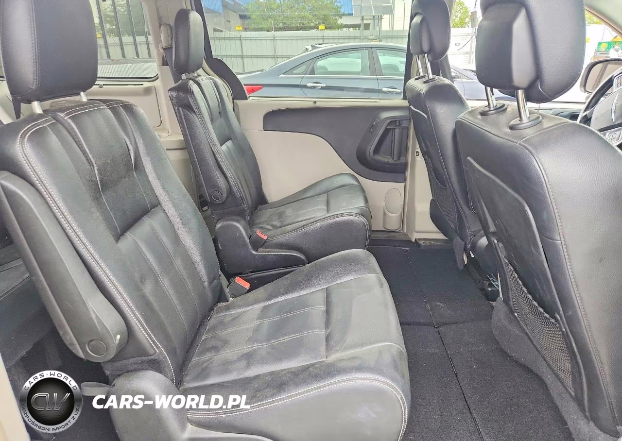 2015 Chrysler Town & Country Touring VIN:2C4RC1BG2FR582910 - 11