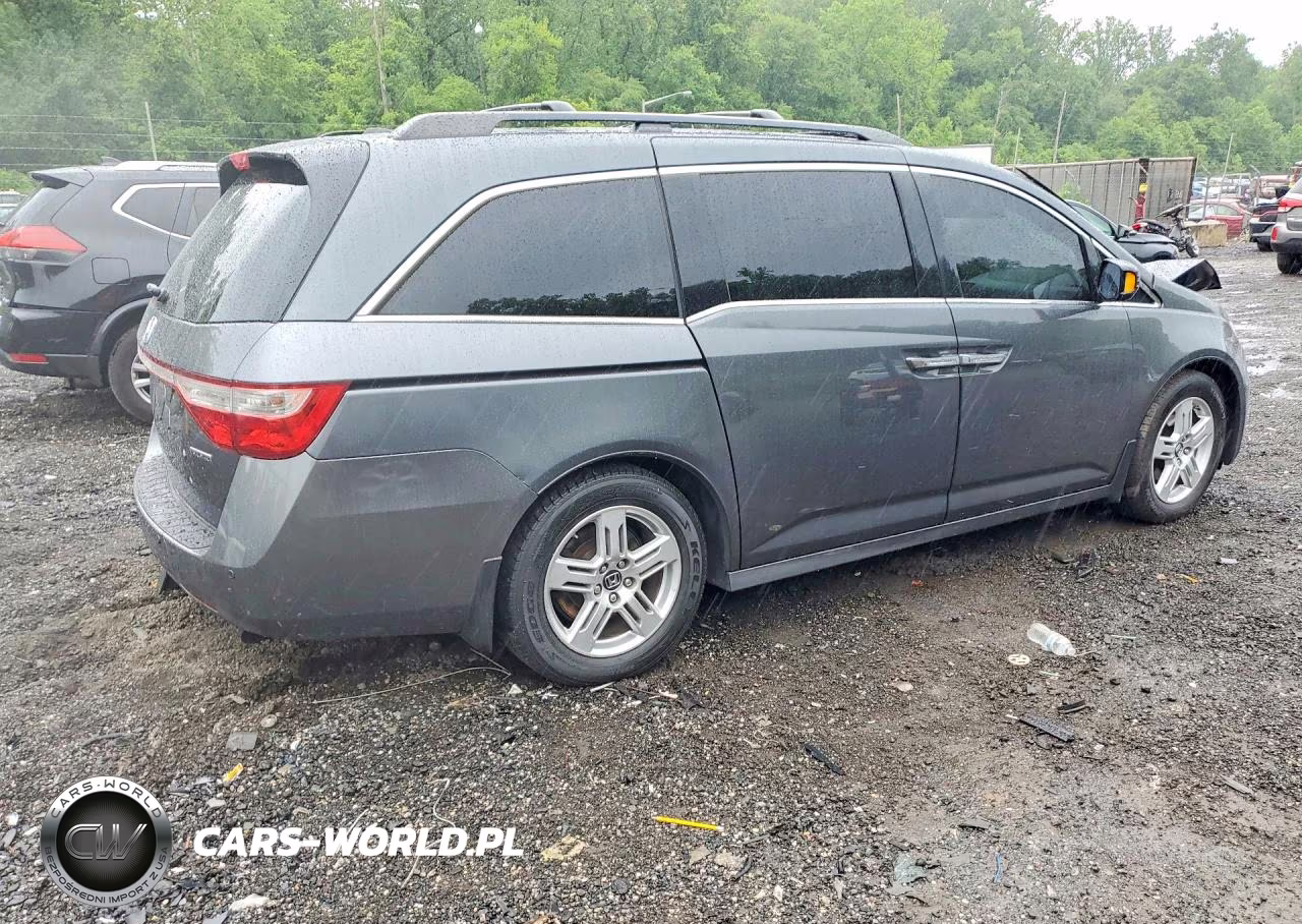 2013 Honda Odyssey Touring VIN:5FNRL5H95DB027197 - 3