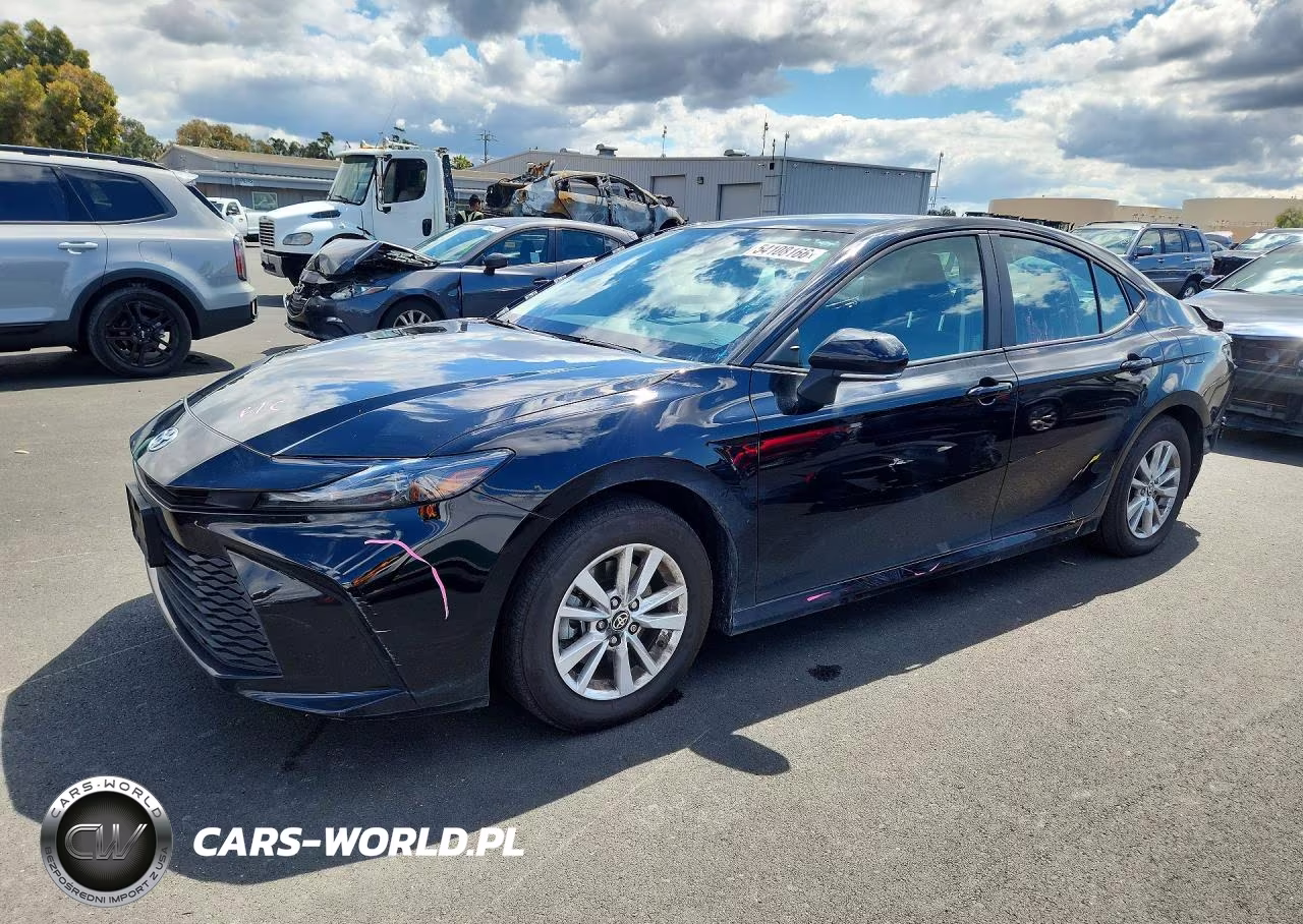 2025 Toyota Camry Le – zdjęcie 1 z 13