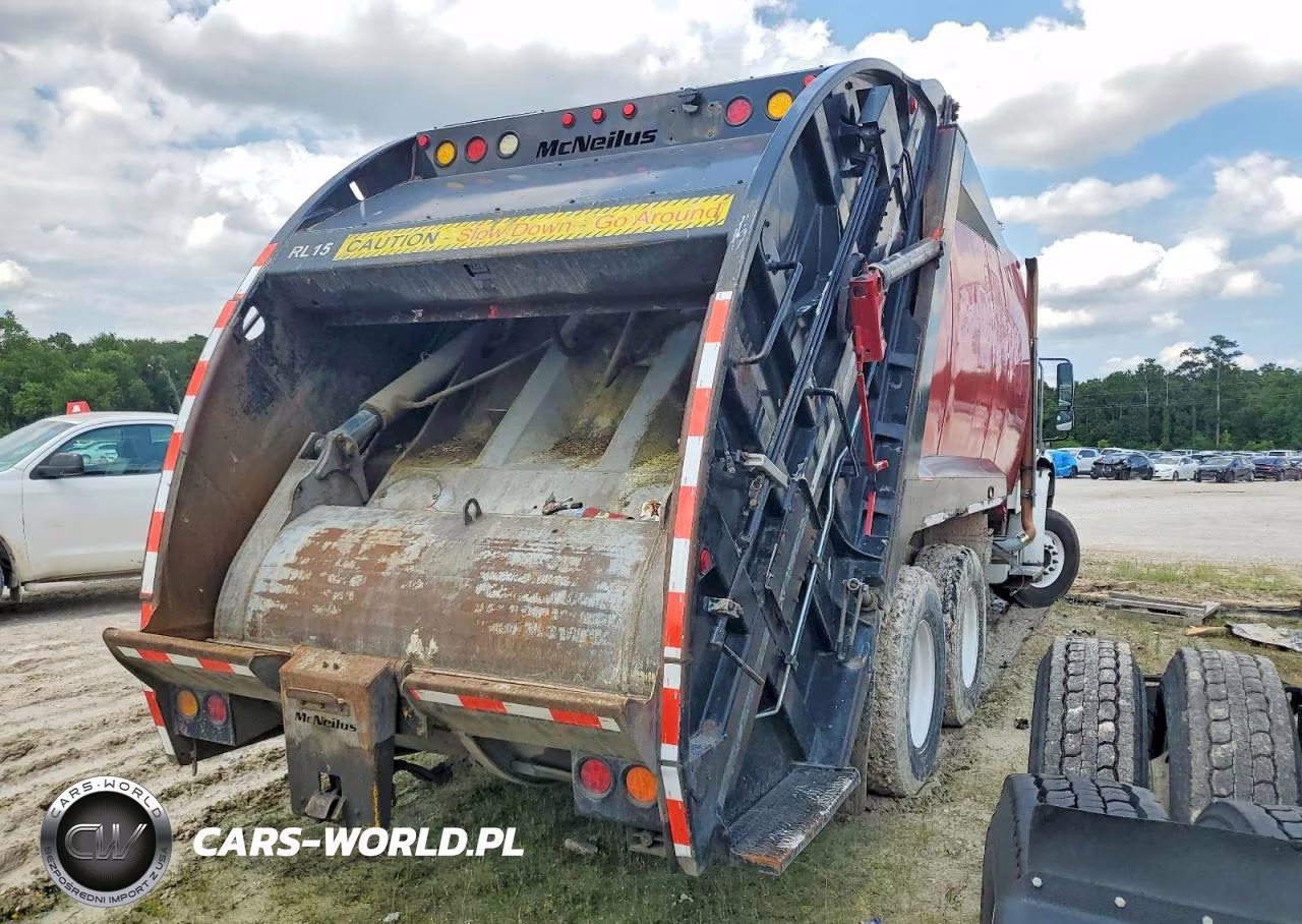 2010 Freightliner Business Class M2 Refuse Truck VIN:1FVHCYBS0ADAT6926 - 4