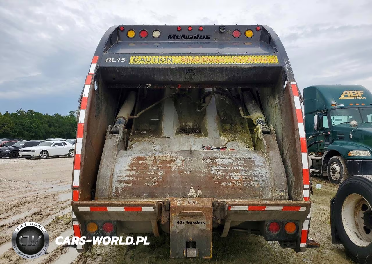 2010 Freightliner Business Class M2 Refuse Truck VIN:1FVHCYBS0ADAT6926 - 6