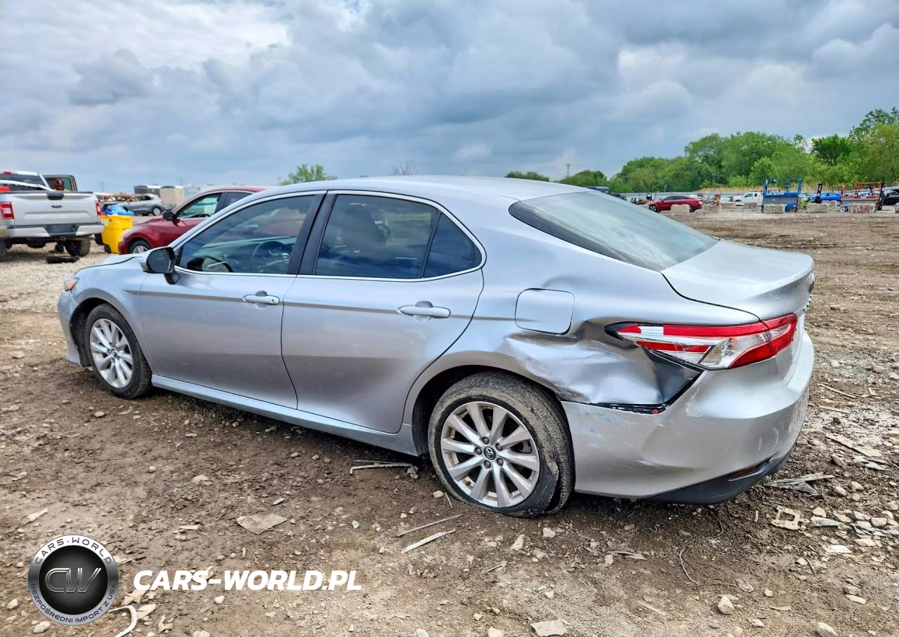 2018 Toyota Camry Le VIN:4T1B11HKXJU102915 - 2
