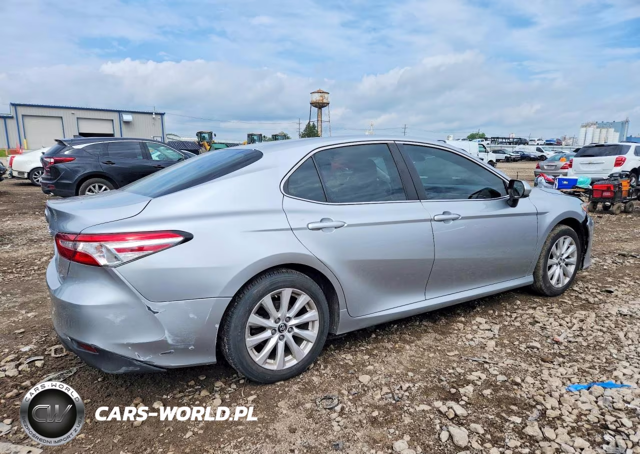2018 Toyota Camry Le VIN:4T1B11HKXJU102915 - 3