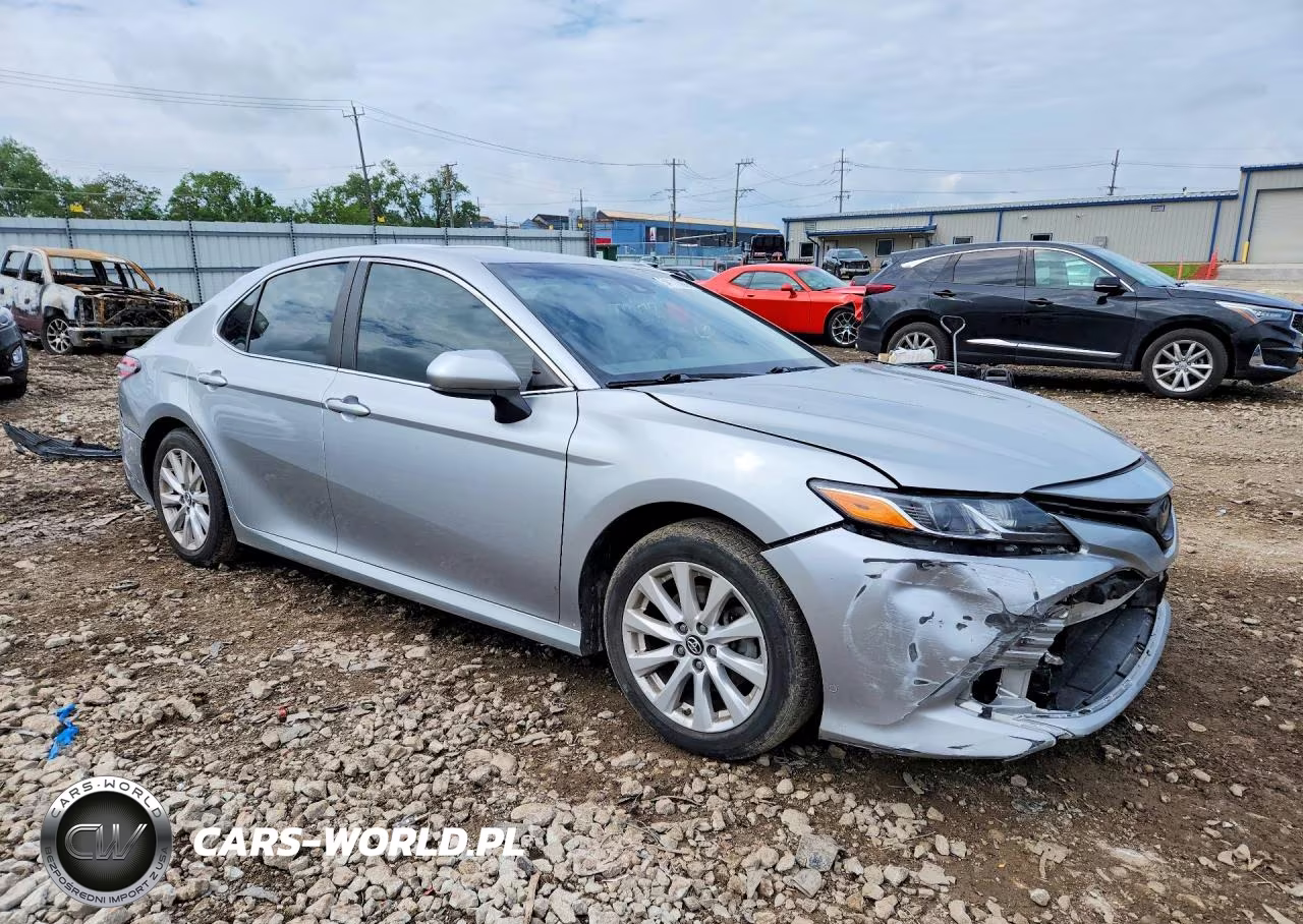 2018 Toyota Camry Le VIN:4T1B11HKXJU102915 - 4