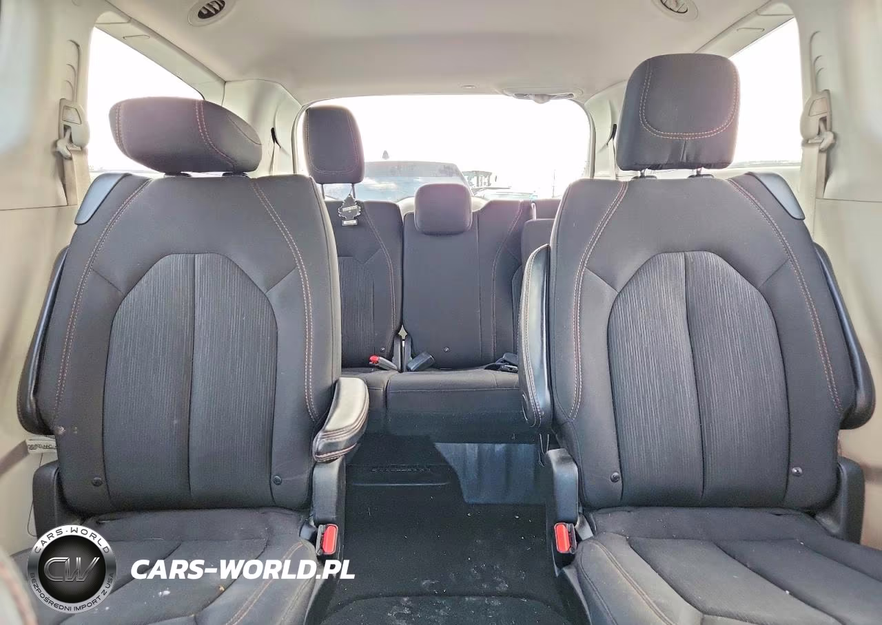 2018 Chrysler Pacifica Lx VIN:2C4RC1CGXJR226549 - 10