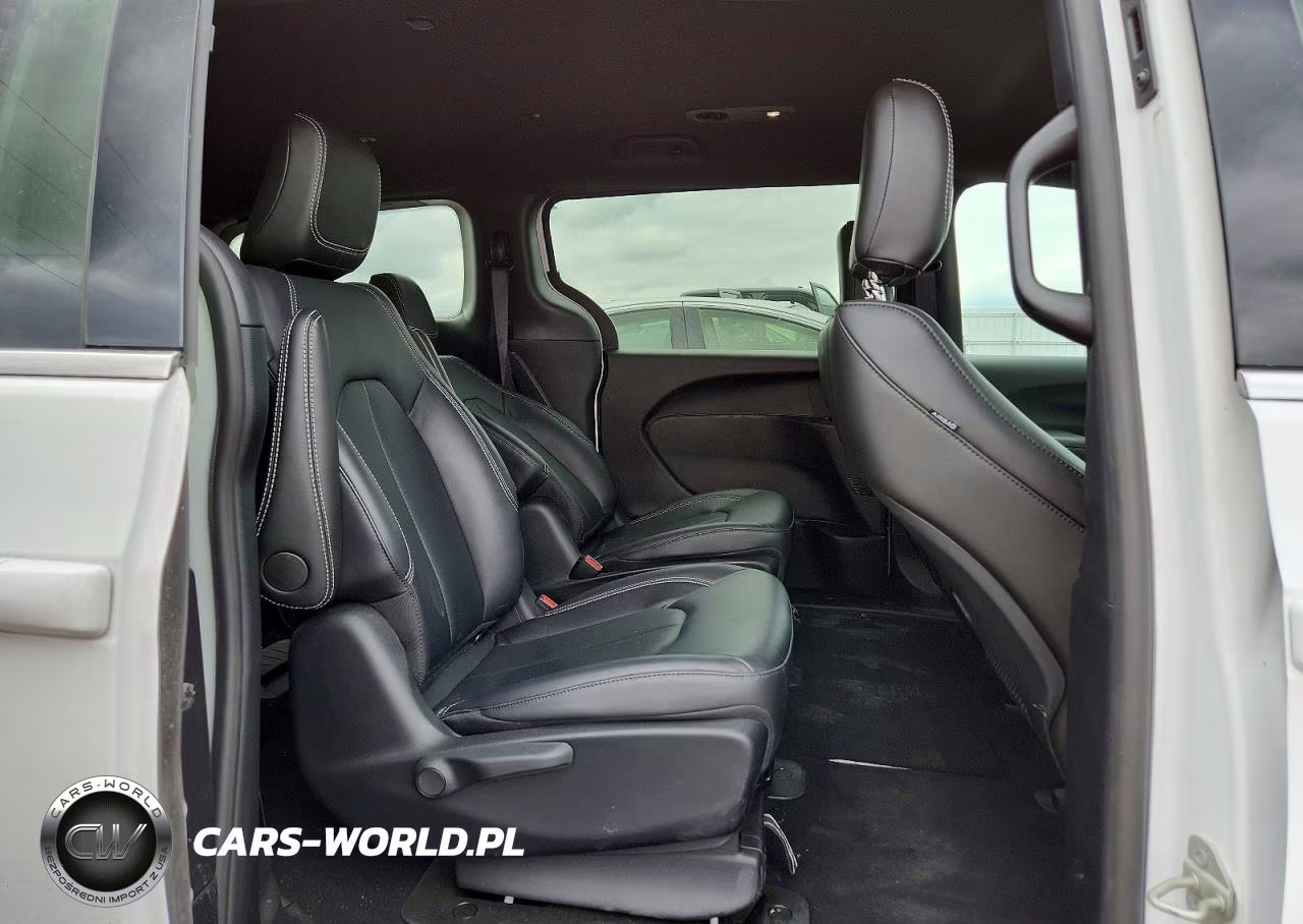 2025 Chrysler Pacifica Hybrid Select VIN:2C4RC1S74SR500220 - 11