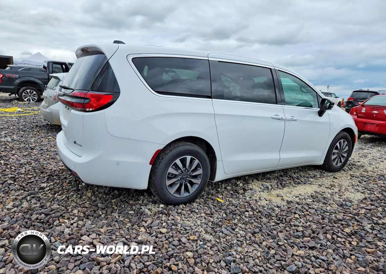 2025 Chrysler Pacifica Hybrid Select VIN:2C4RC1S74SR500220 - 3