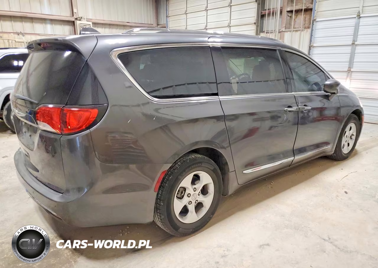 2017 Chrysler Pacifica Touring L Plus VIN:2C4RC1EG7HR770126 - 3