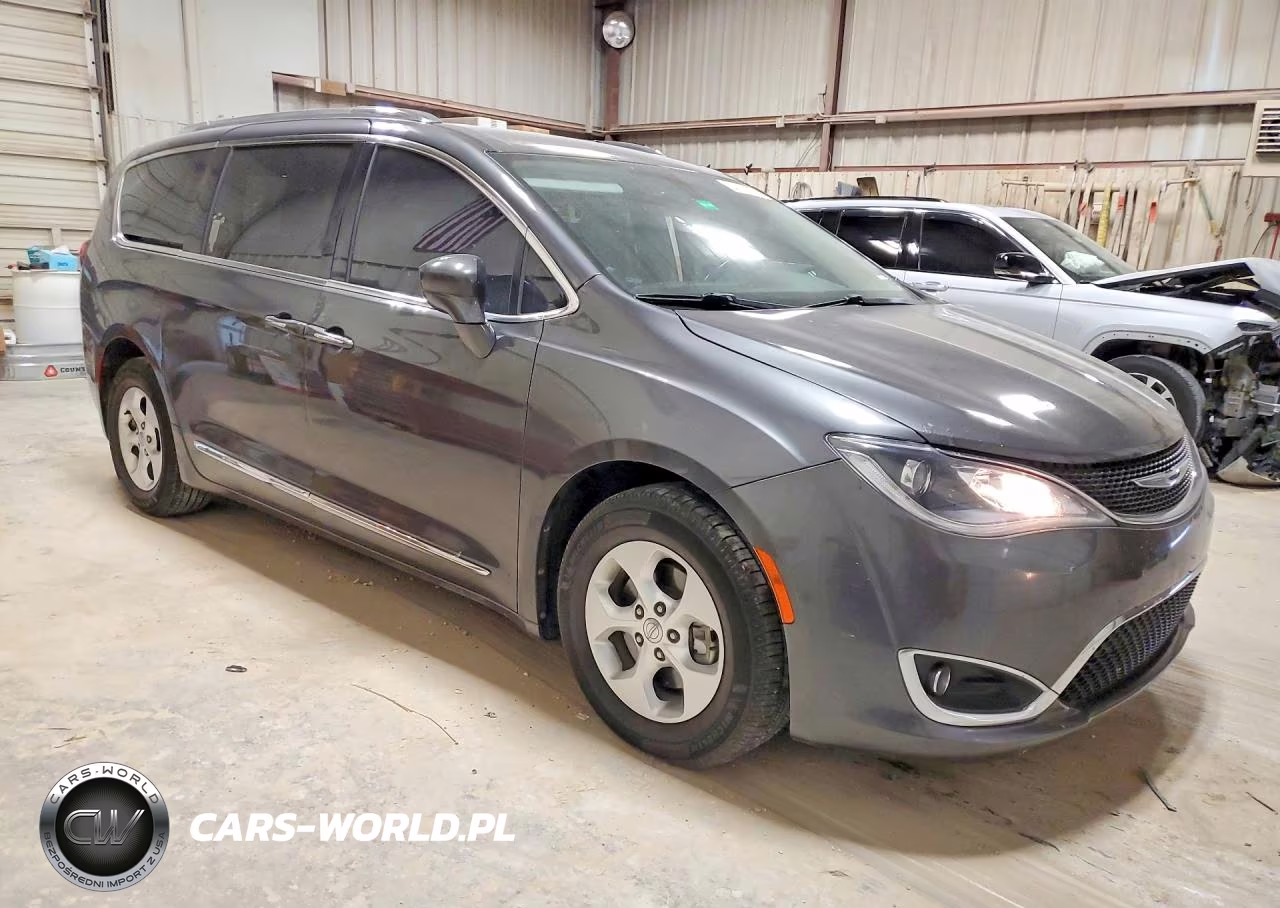 2017 Chrysler Pacifica Touring L Plus VIN:2C4RC1EG7HR770126 - 4