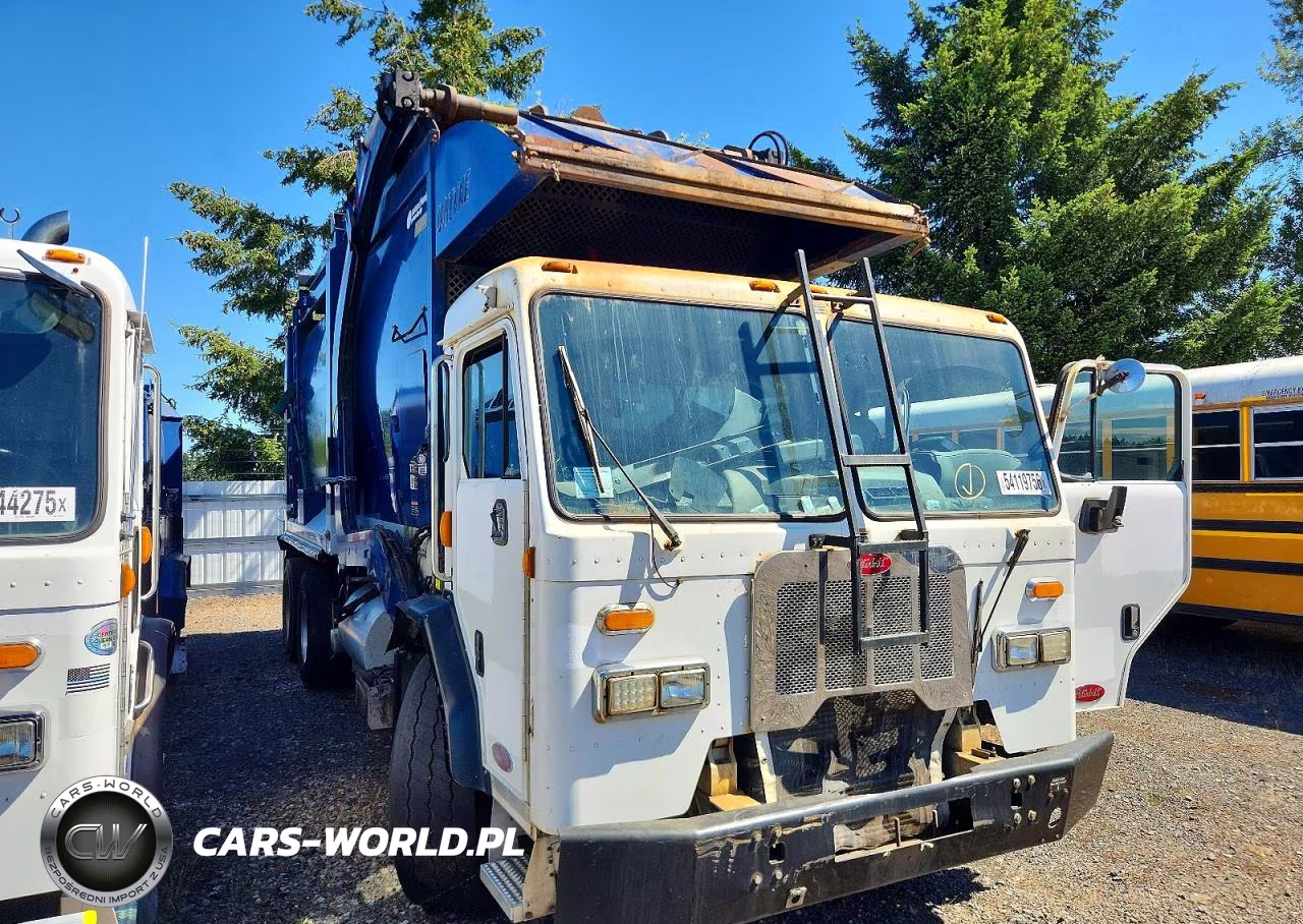 2015 Peterbilt 320 Refuse Truck