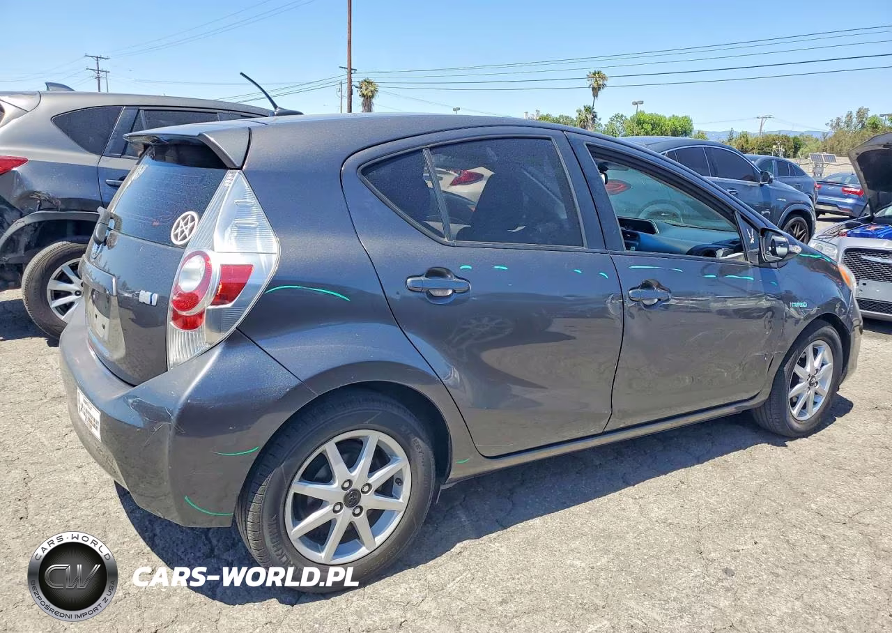 2014 Toyota Prius C Three VIN:JTDKDTB37E1072773 - 3