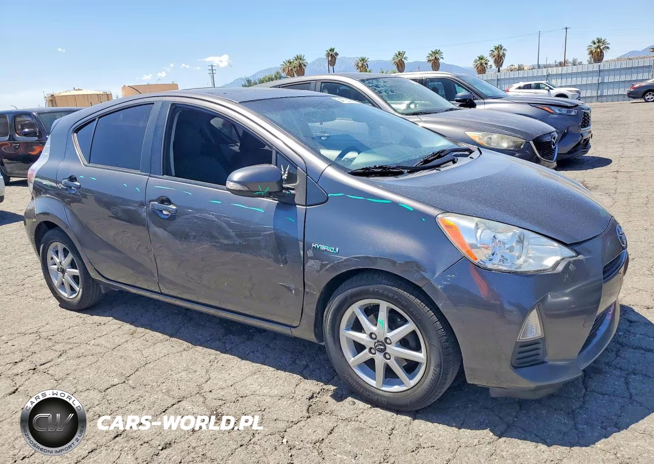 2014 Toyota Prius C Three VIN:JTDKDTB37E1072773 - 4
