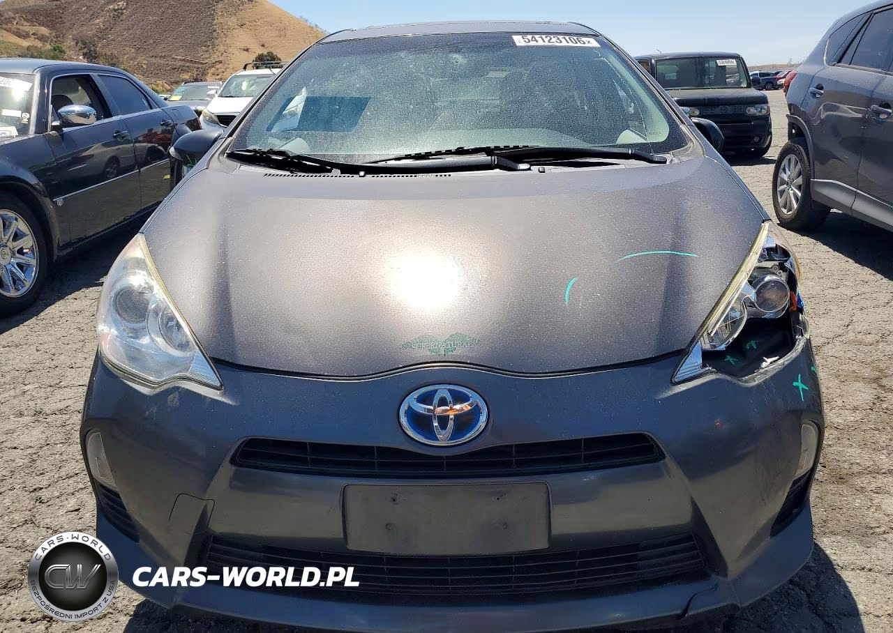2014 Toyota Prius C Three VIN:JTDKDTB37E1072773 - 5