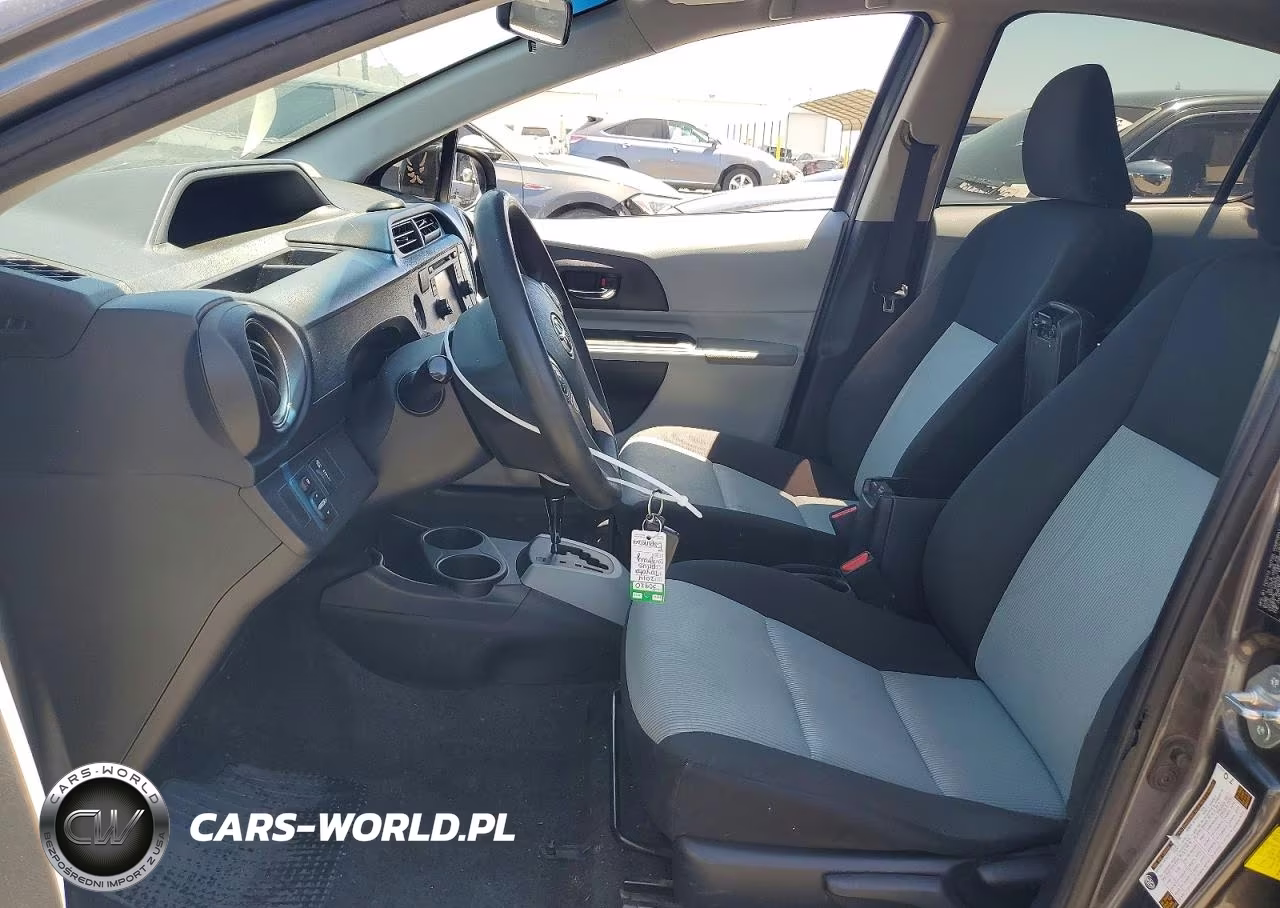 2014 Toyota Prius C Three VIN:JTDKDTB37E1072773 - 7