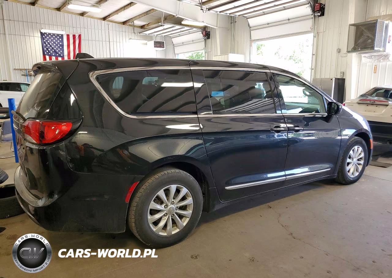 2018 Chrysler Pacifica Touring L VIN:2C4RC1BG0JR287698 - 3