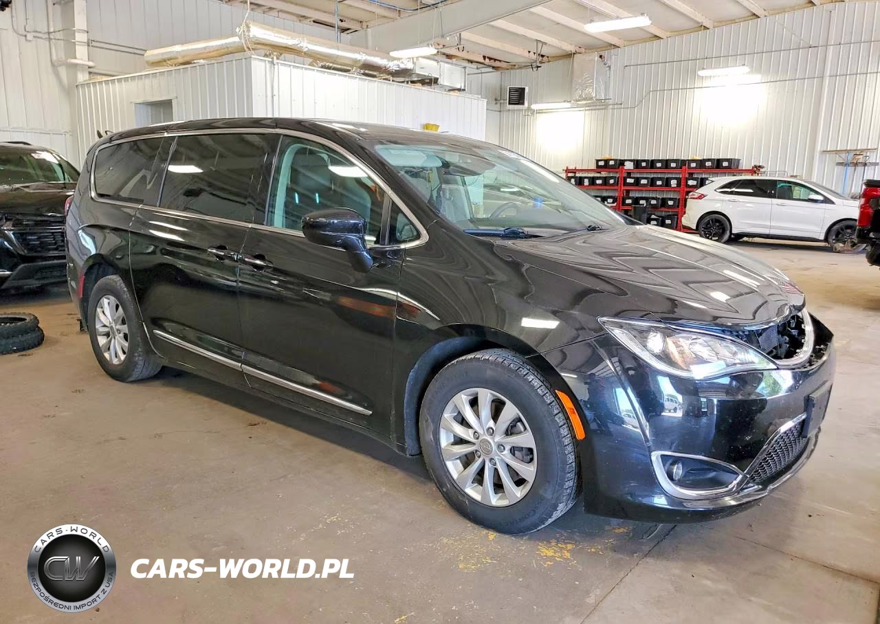 2018 Chrysler Pacifica Touring L VIN:2C4RC1BG0JR287698 - 4