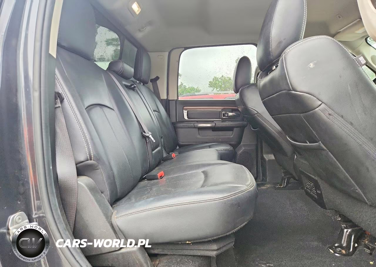 2019 Ram 1500 Classic Laramie VIN:1C6RR6NM8KS707504 - 10