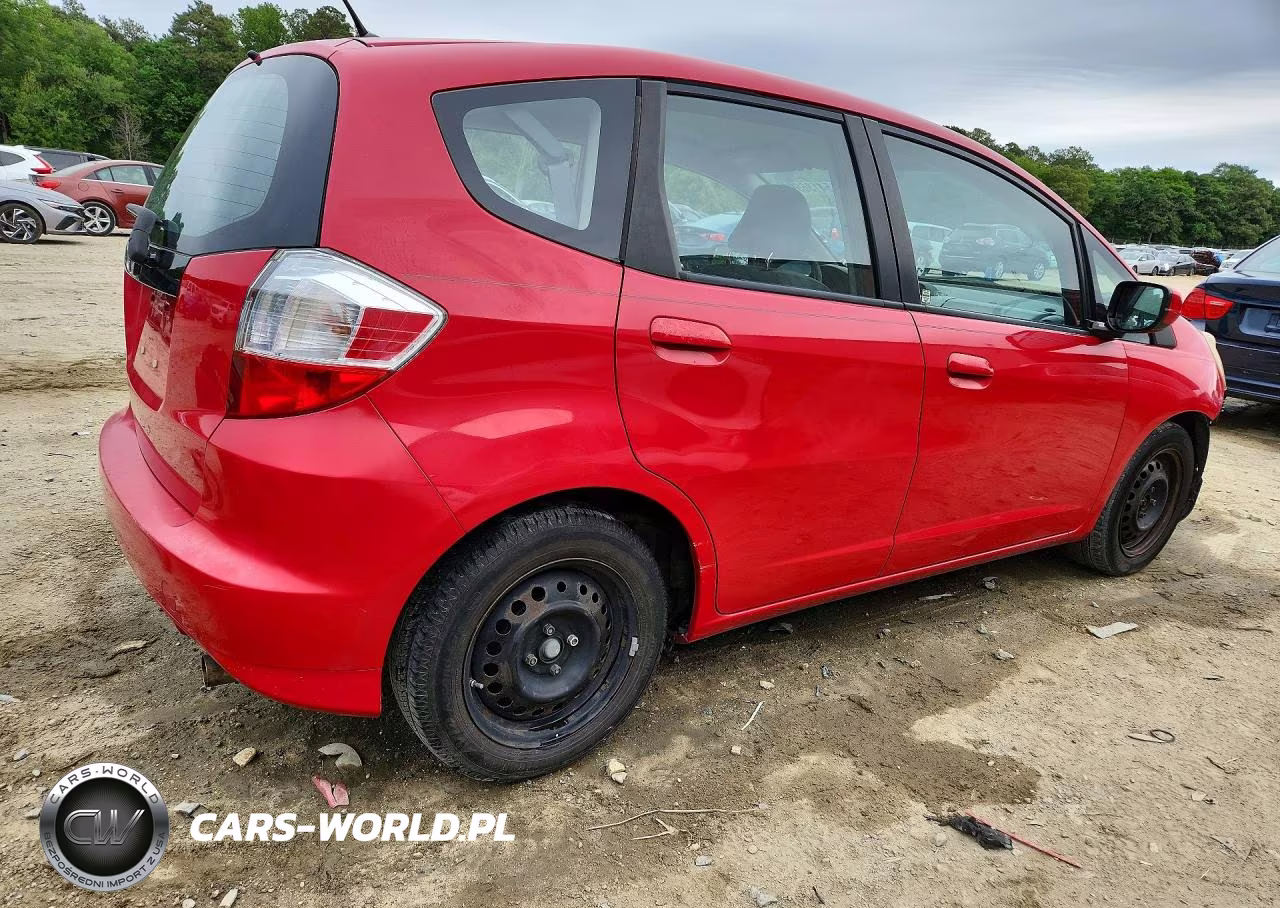 2013 Honda Fit VIN:JHMGE8H32DC013719 - 3