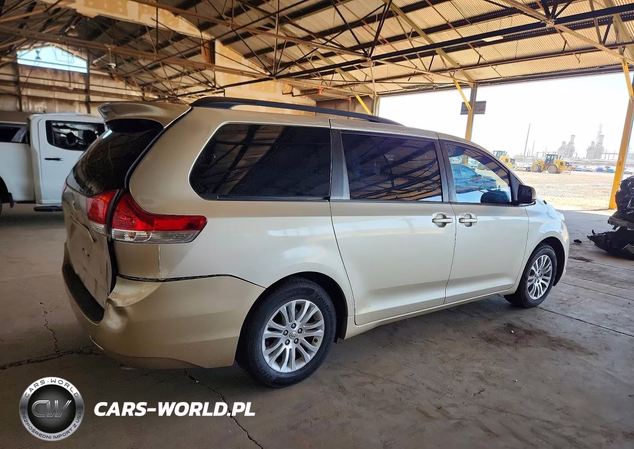 2013 Toyota Sienna Xle 8-Passenger VIN:5TDYK3DC2DS384949 - 3