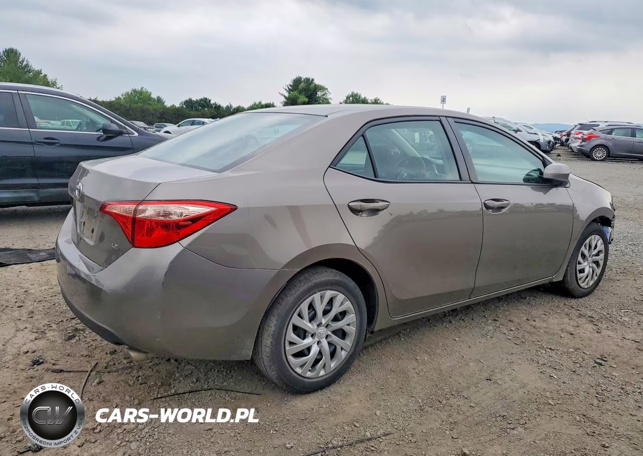 2018 Toyota Corolla Le VIN:2T1BURHE0JC972061 - 3