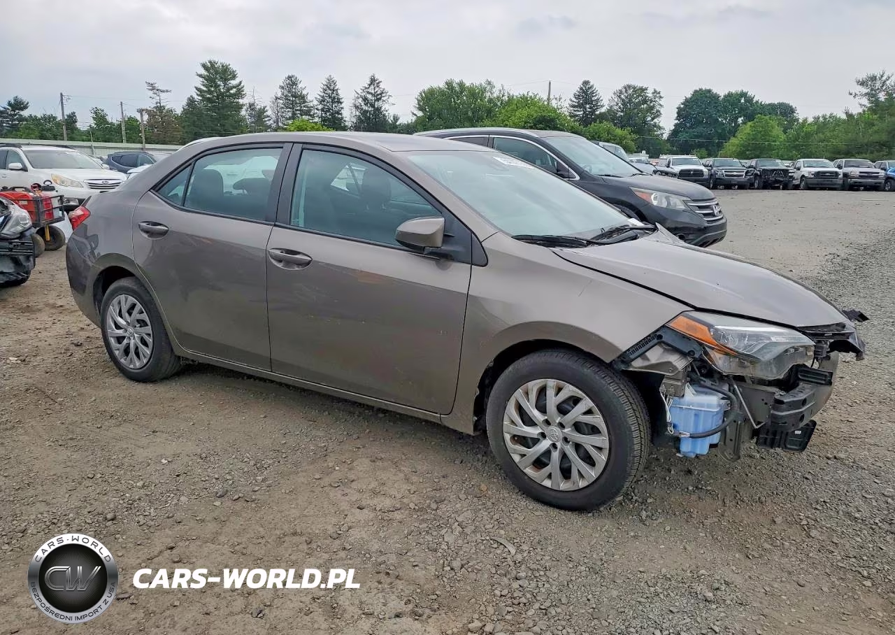 2018 Toyota Corolla Le VIN:2T1BURHE0JC972061 - 4
