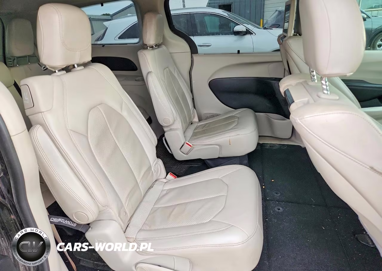 2018 Chrysler Pacifica Touring L Plus VIN:2C4RC1EG0JR321702 - 11