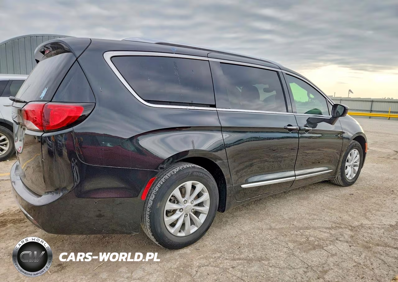 2018 Chrysler Pacifica Touring L Plus VIN:2C4RC1EG0JR321702 - 3