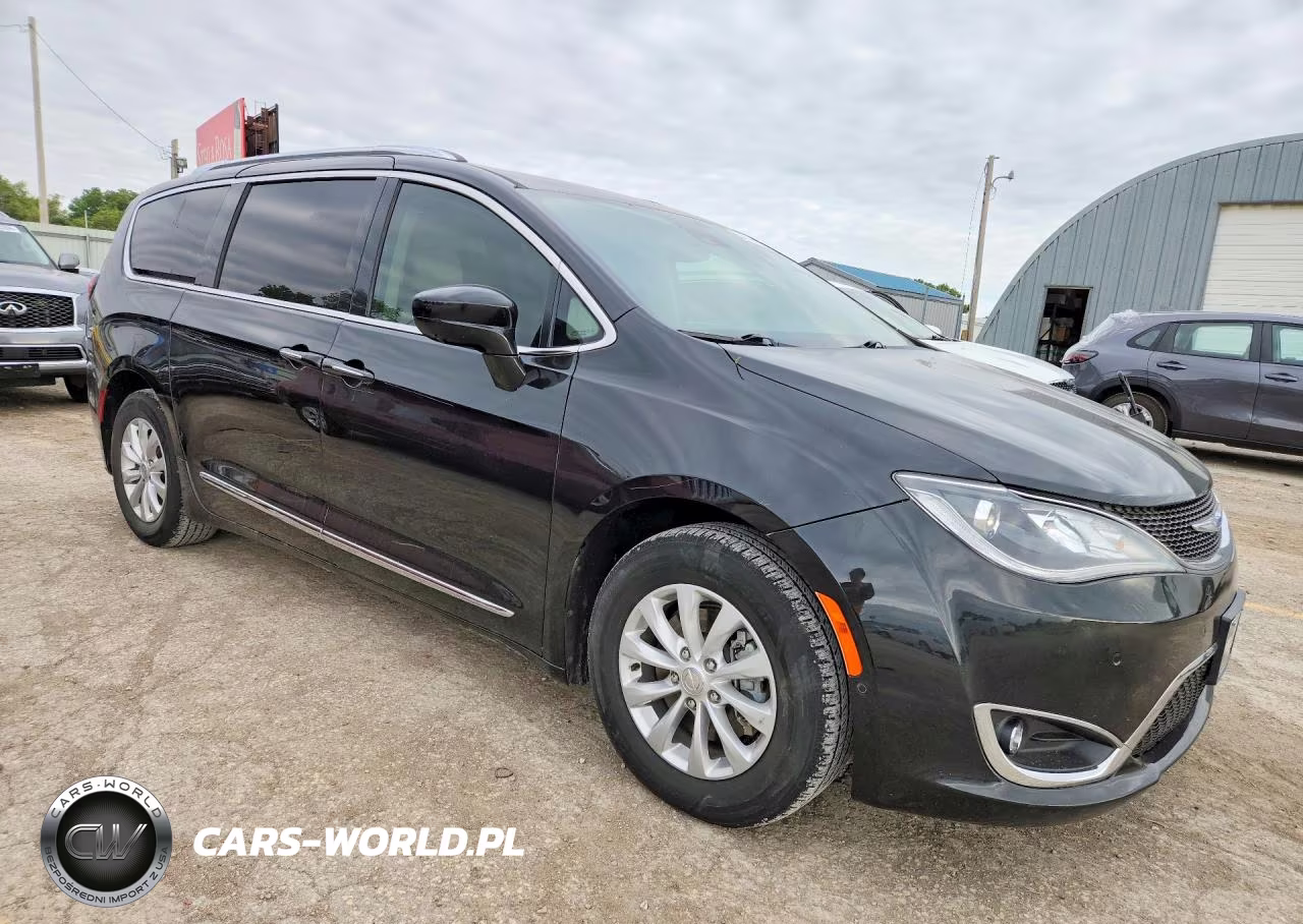 2018 Chrysler Pacifica Touring L Plus VIN:2C4RC1EG0JR321702 - 4