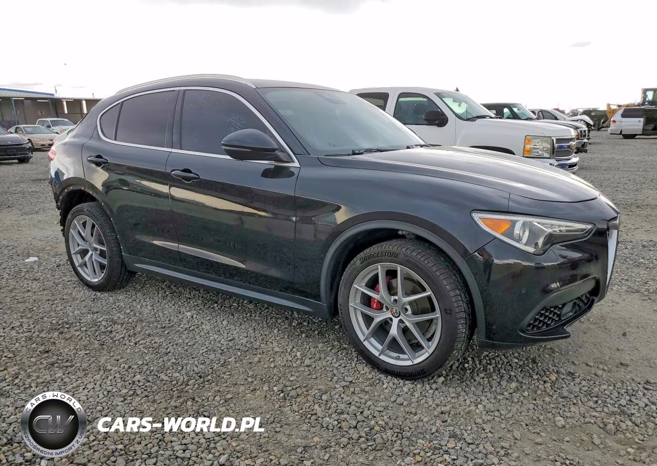 2018 Alfa Romeo Stelvio Ti Luxury VIN:ZASFAKRN6J7C28781 - 4