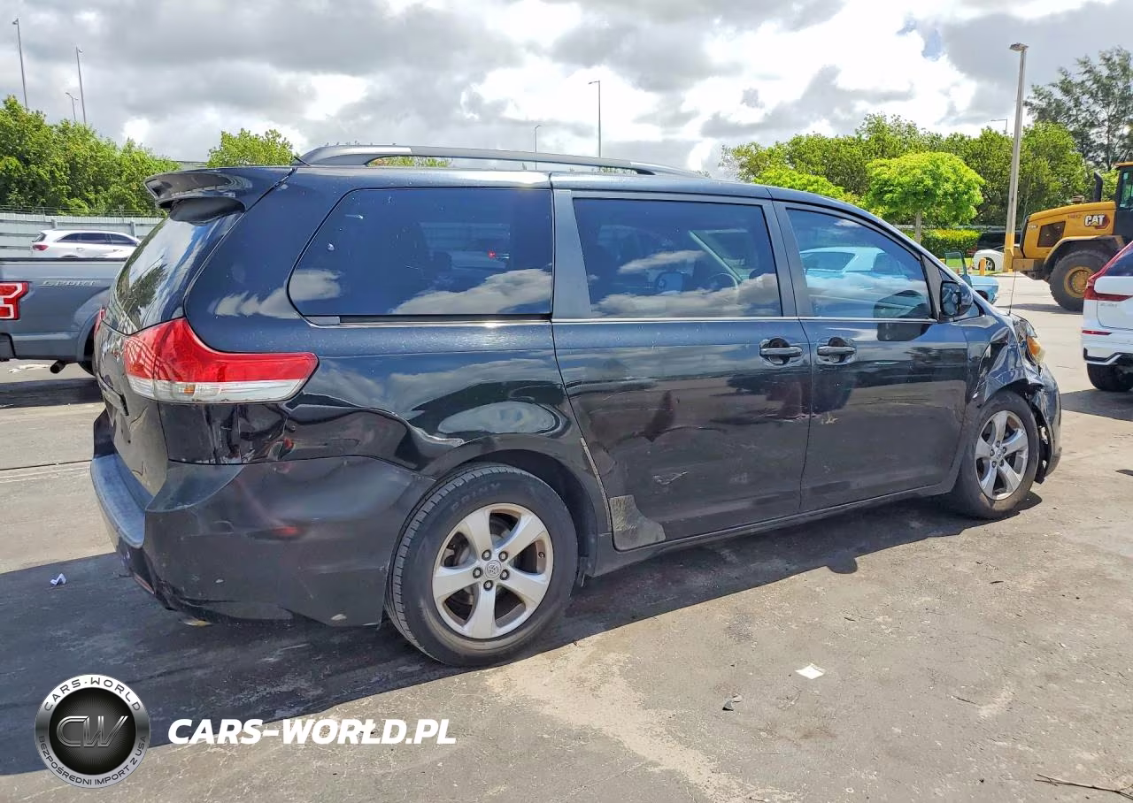 2011 Toyota Sienna Le VIN:5TDKK3DC3BS105852 - 3