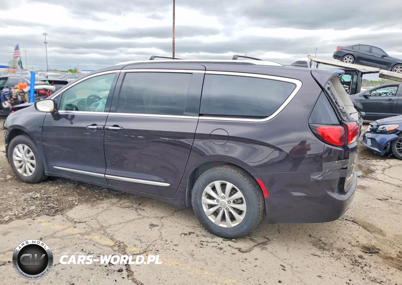 2019 Chrysler Pacifica Touring L VIN:2C4RC1BG0KR549043 - 2
