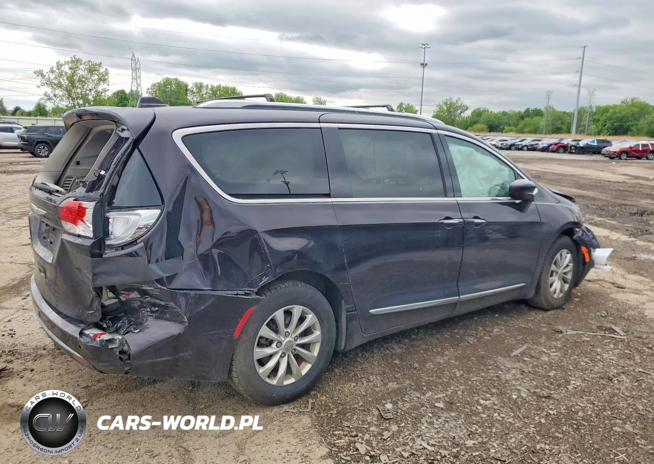 2019 Chrysler Pacifica Touring L VIN:2C4RC1BG0KR549043 - 3