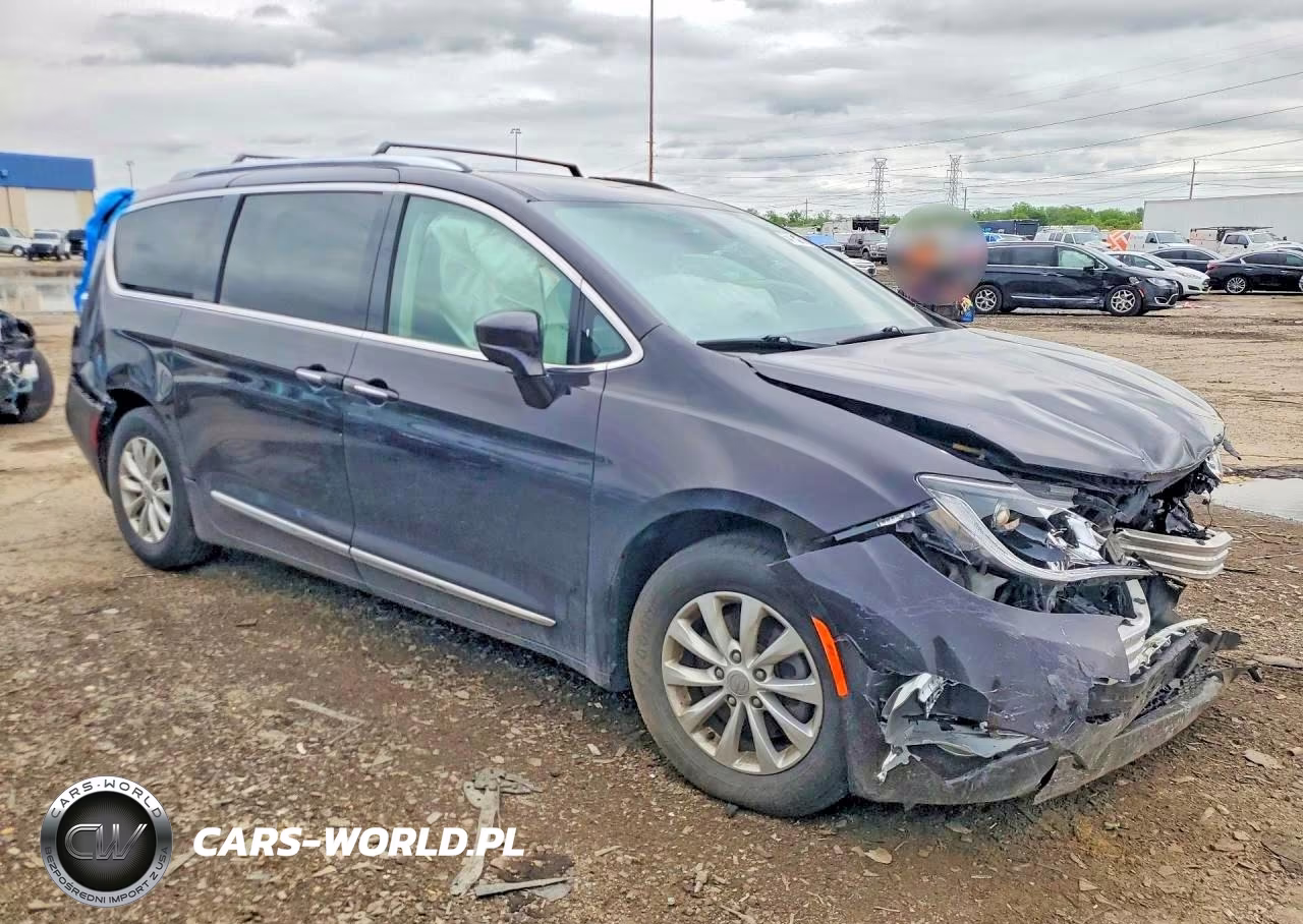 2019 Chrysler Pacifica Touring L VIN:2C4RC1BG0KR549043 - 4