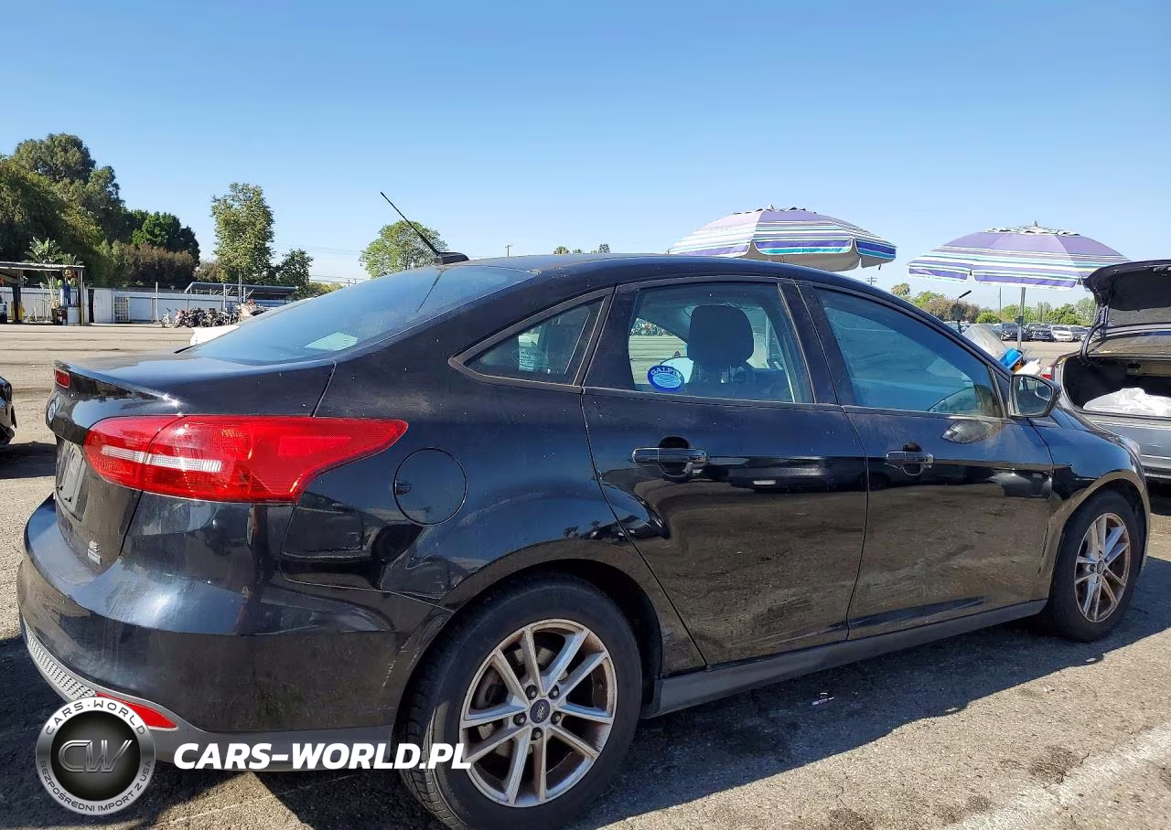 2018 Ford Focus Se VIN:1FADP3FE8JL312851 - 3