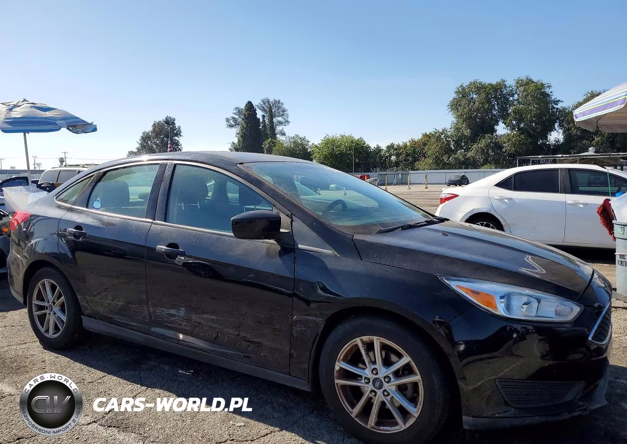 2018 Ford Focus Se VIN:1FADP3FE8JL312851 - 4