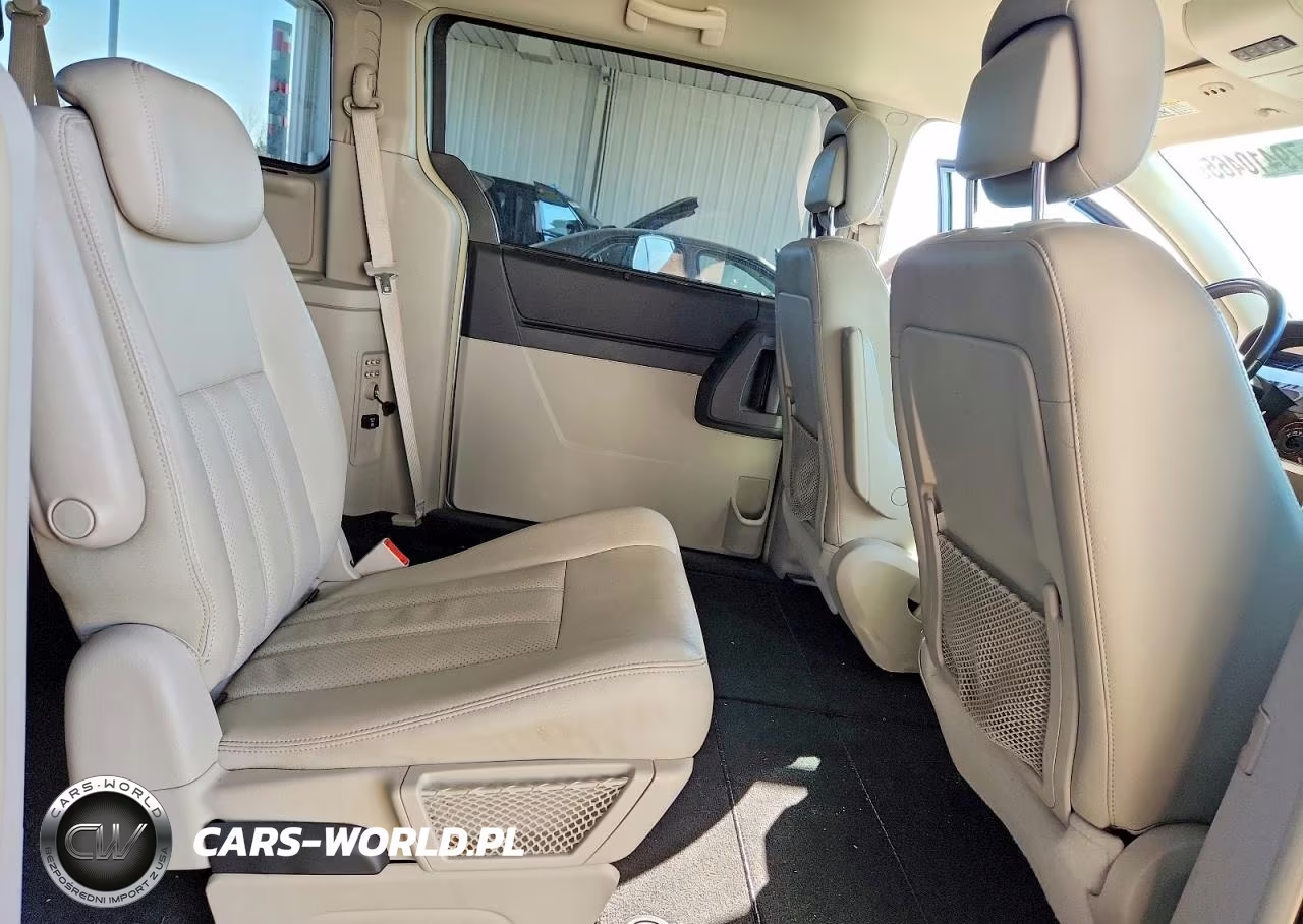 2010 Chrysler Town & Country Touring Plus VIN:2A4RR8DX6AR481571 - 11