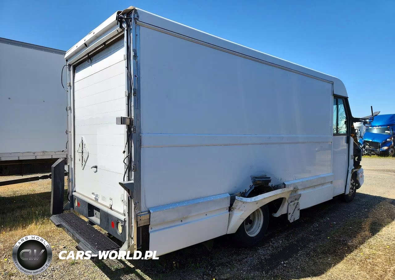 2018 Isuzu Reach Delivery Truck VIN:JALB4T178J7W00153 - 3