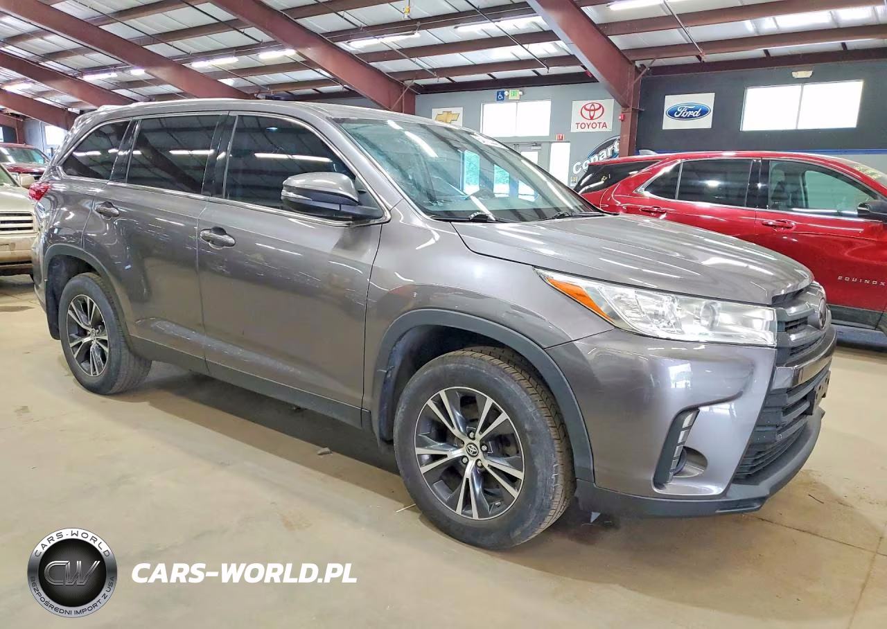 2019 Toyota Highlander Le VIN:5TDBZRFH1KS916654 - 4