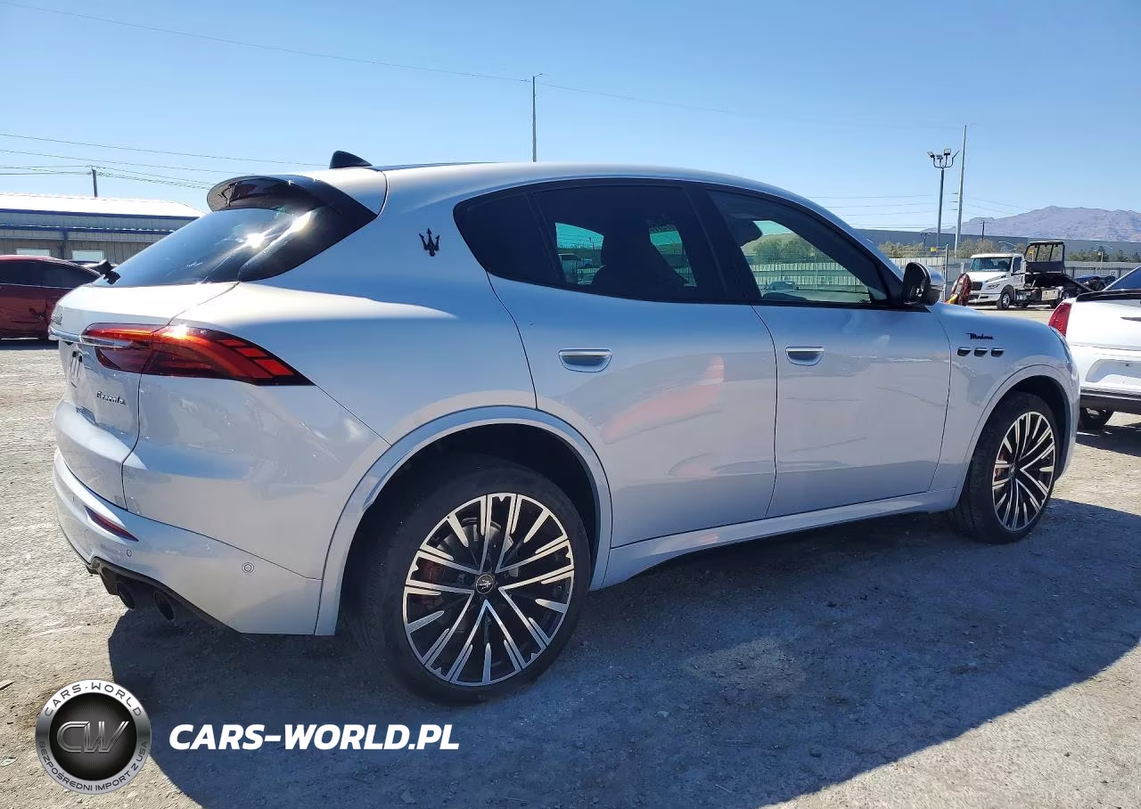 2023 Maserati Grecale Modena VIN:ZN682AVM4P7407902 - 3