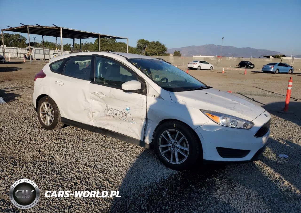 2018 Ford Focus Se VIN:1FADP3K2XJL241096 - 4