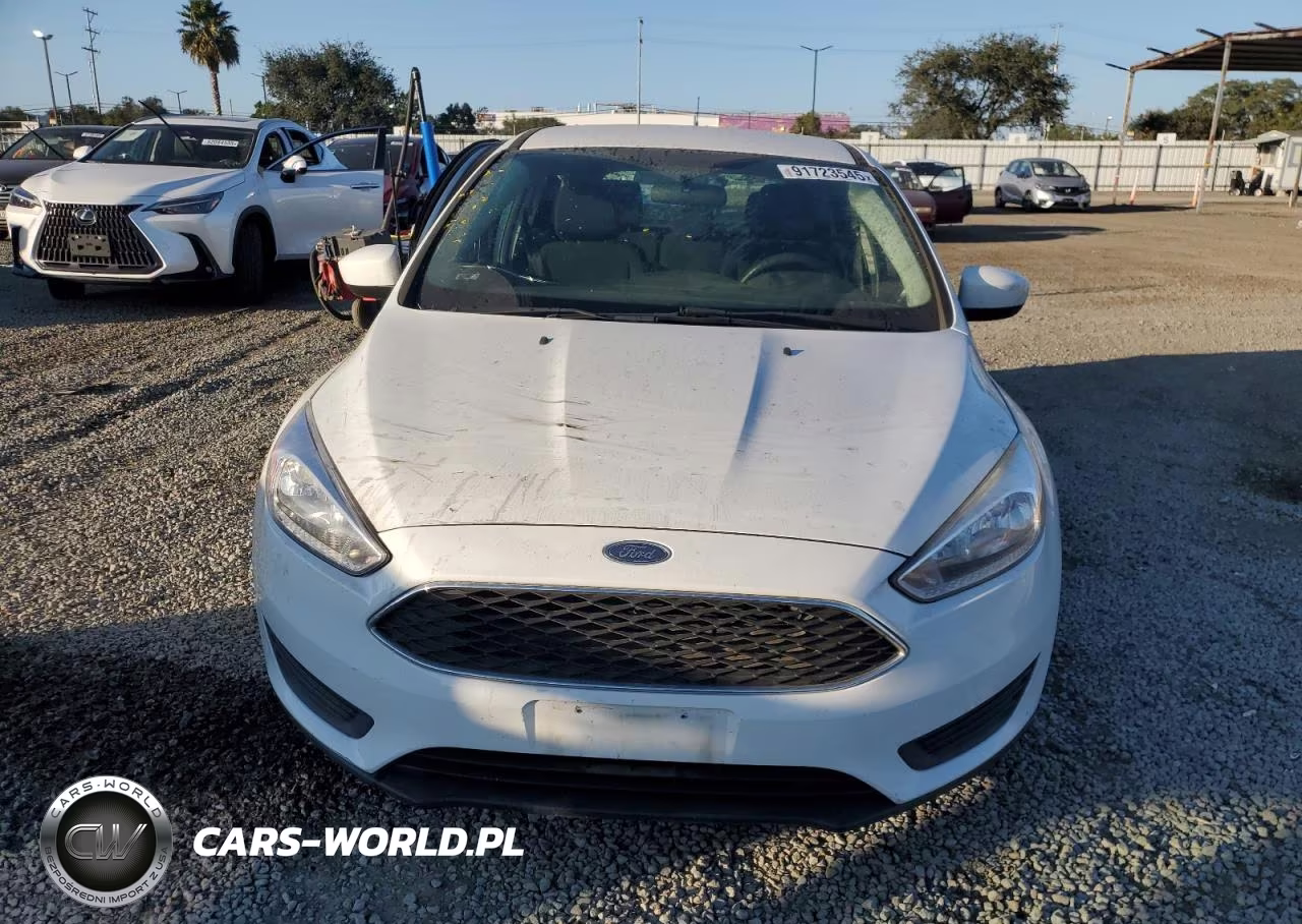 2018 Ford Focus Se VIN:1FADP3K2XJL241096 - 5