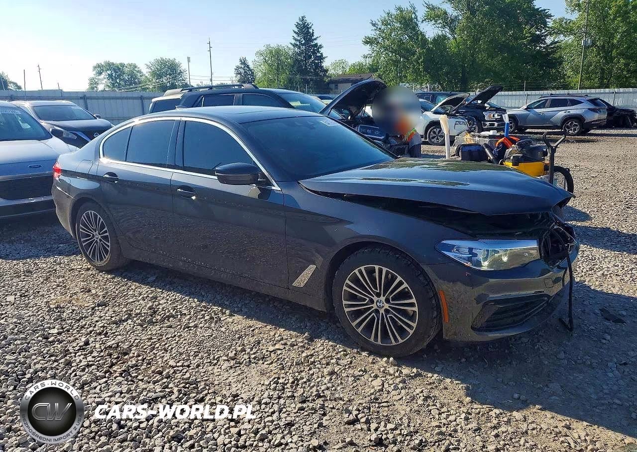 2019 BMW 530 Xi VIN:WBAJA7C53KWC77503 - 4