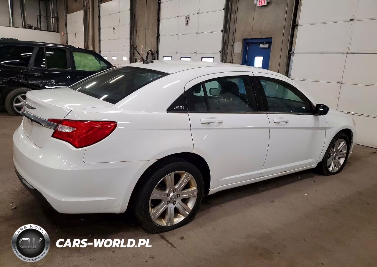 2011 Chrysler 200 Touring VIN:1C3BC1FB7BN615735 - 3