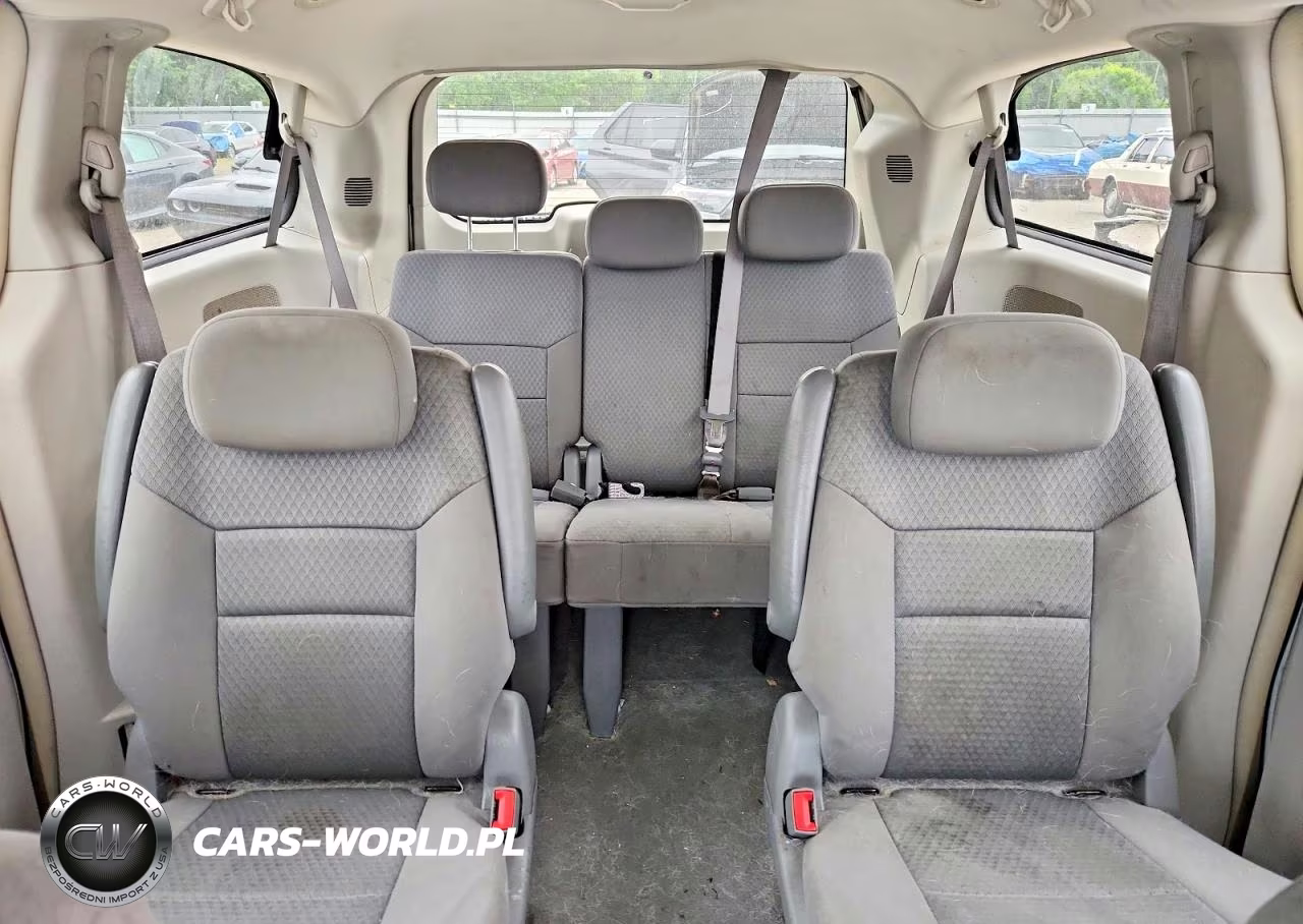 2010 Chrysler Town & Country Touring VIN:2A4RR5D14AR493227 - 10