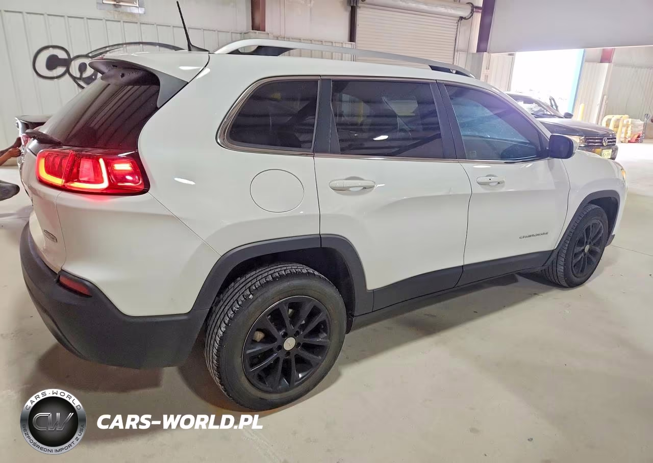 2019 Jeep Cherokee Latitude Plus VIN:1C4PJLLBXKD232854 - 3