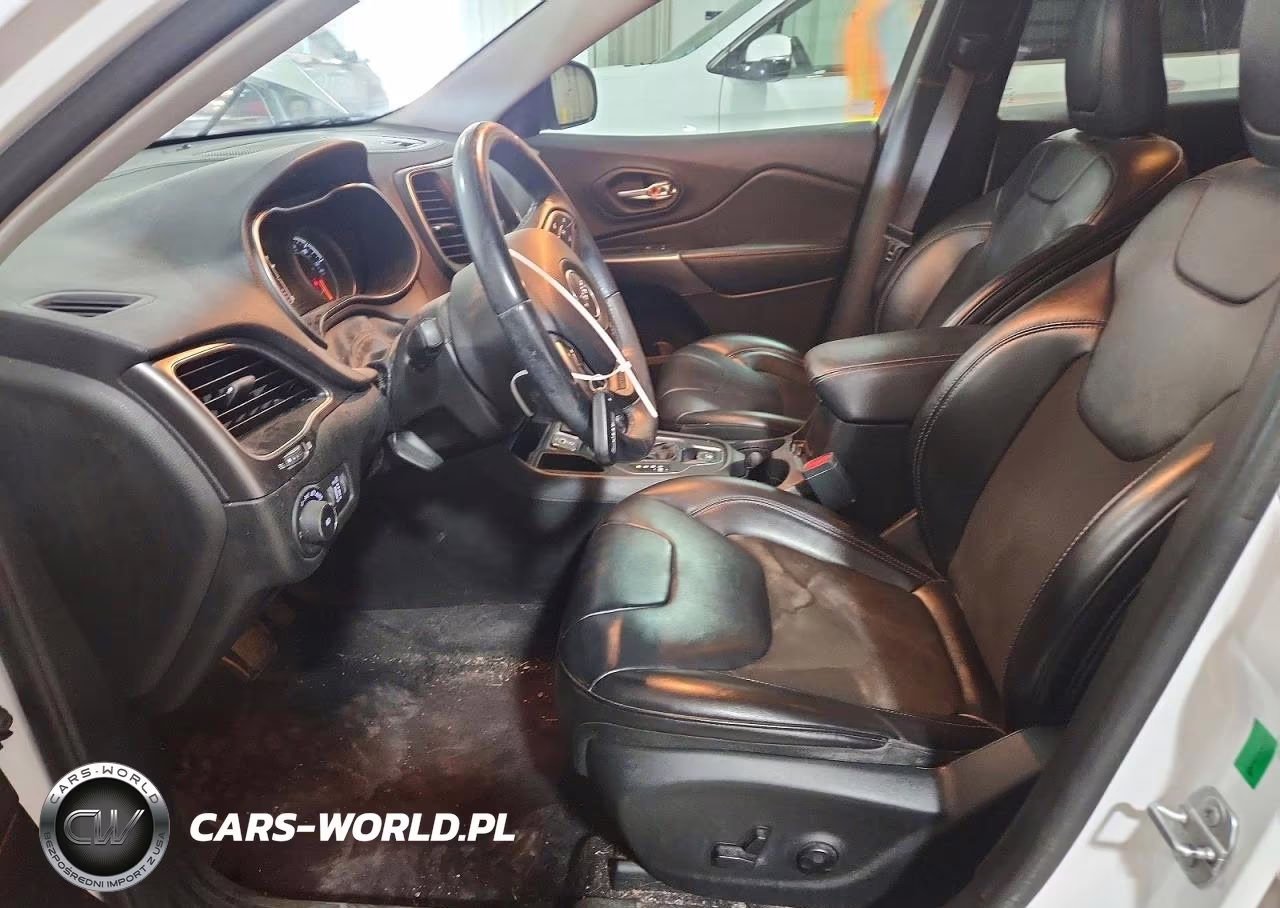 2019 Jeep Cherokee Latitude Plus VIN:1C4PJLLBXKD232854 - 7