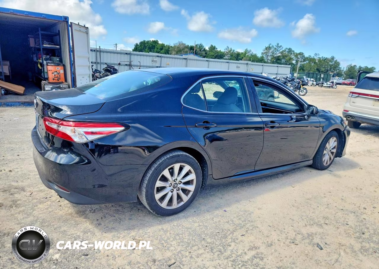 2018 Toyota Camry Le VIN:4T1B11HK5JU633990 - 3