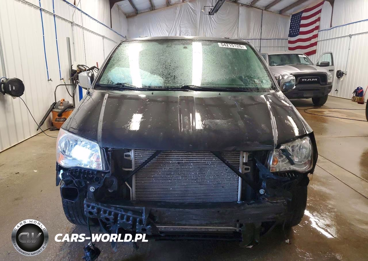 2012 Chrysler Town & Country Touring L VIN:2C4RC1CG2CR383818 - 5
